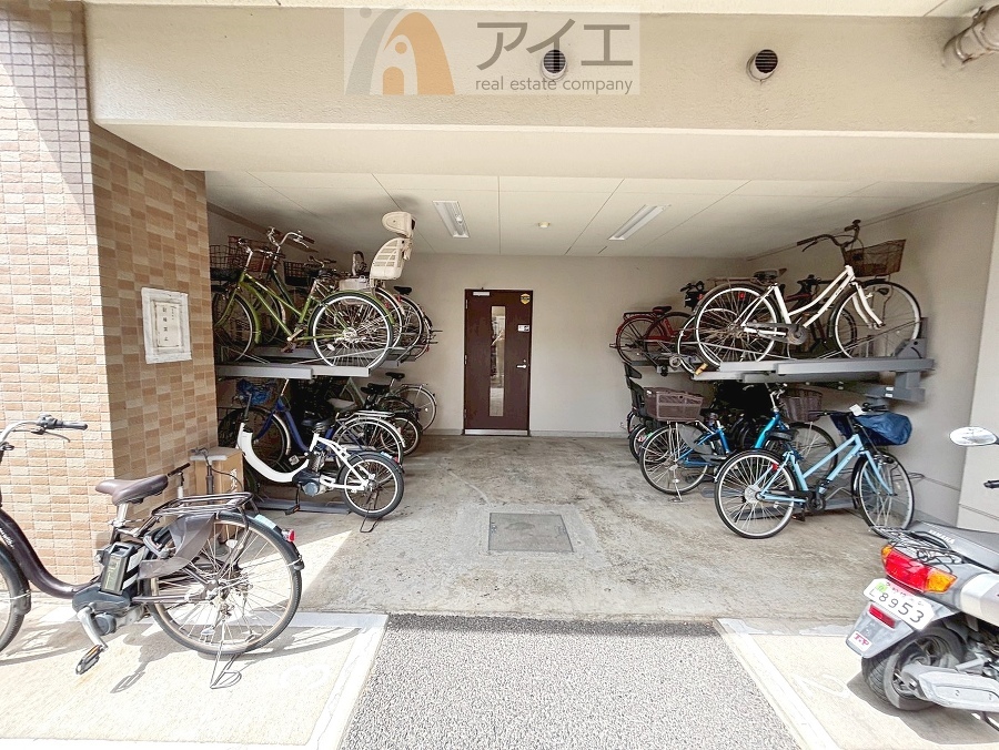 広々スペースの駐輪場はご家族の自転車を置くことができます