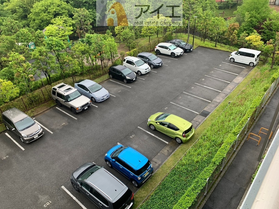 駐車場は1台確保。車通勤の方にも安心なマンションです