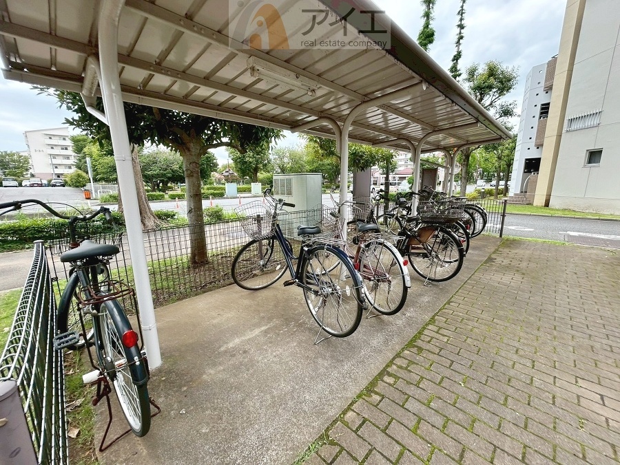 広々スペースの駐輪場はご家族の自転車を置くことができます