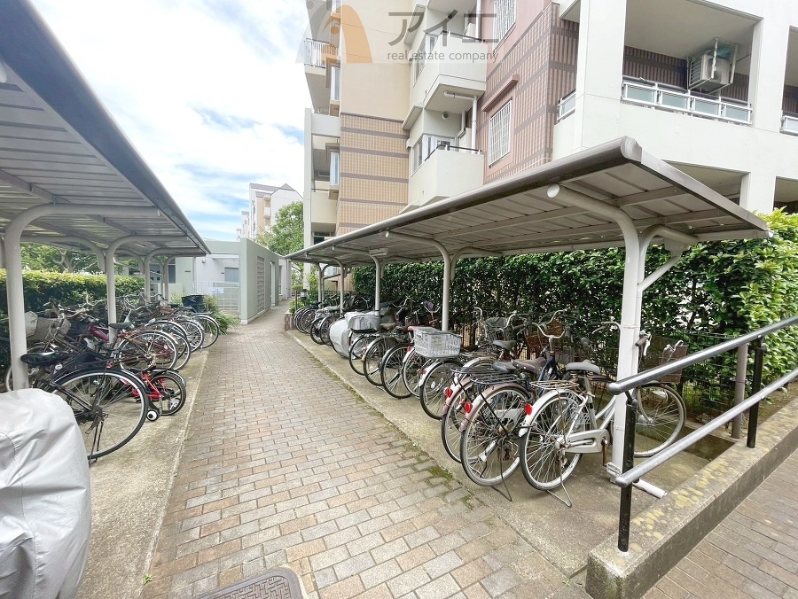 広々スペースの駐輪場はご家族の自転車を置くことができます