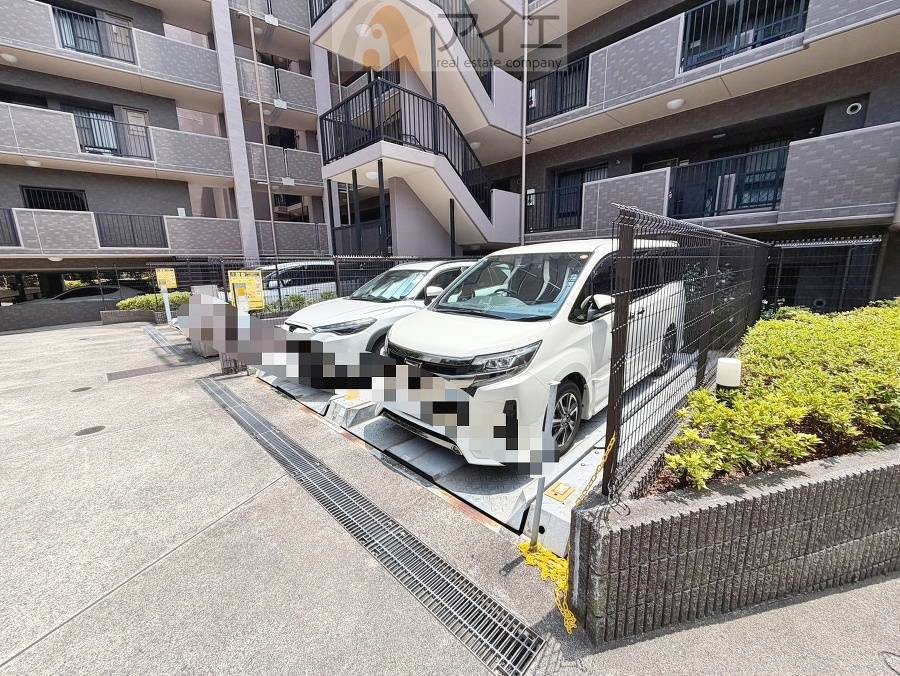 駐車場があるため車通勤の方にも安心なマンションです(要空確認)