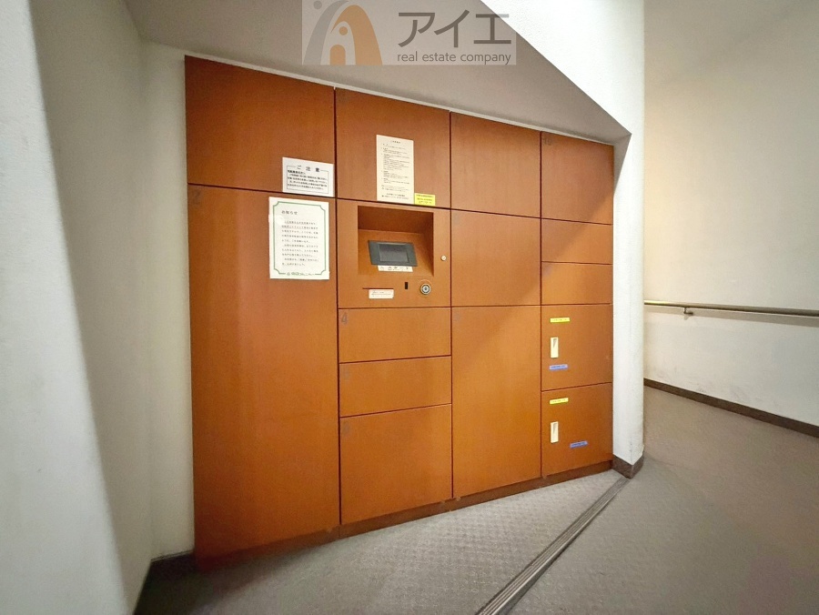お出掛けが多くても安心な、宅配ボックスつき