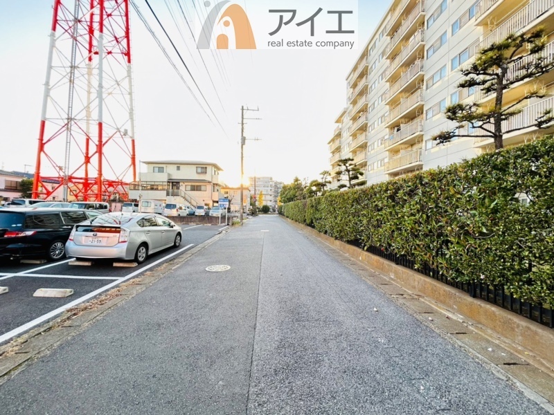 前面道路は歩道も整備され、小さなお子様にも安心