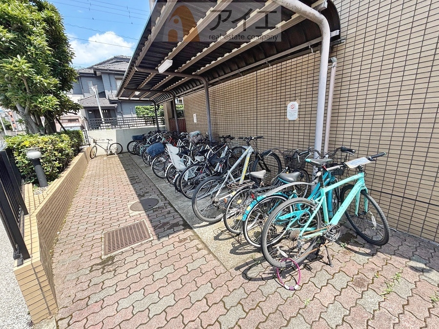 広々スペースの駐輪場はご家族の自転車を置くことができます