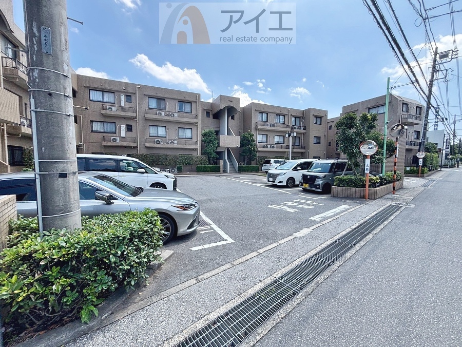 駐車場があるため車通勤の方にも安心なマンションです(要空確認)