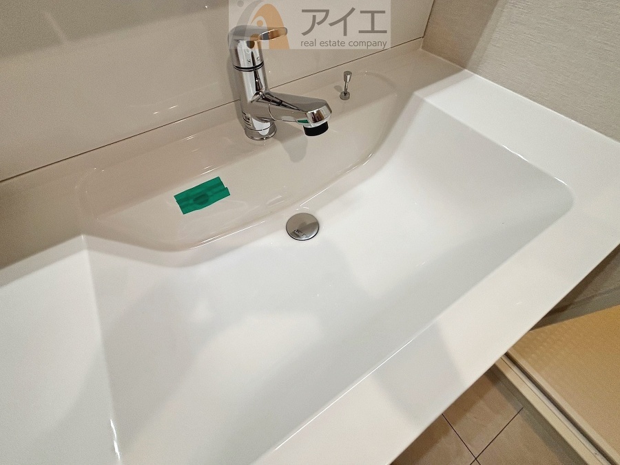 三面鏡にハンドシャワー付き、使いやすい洗面台