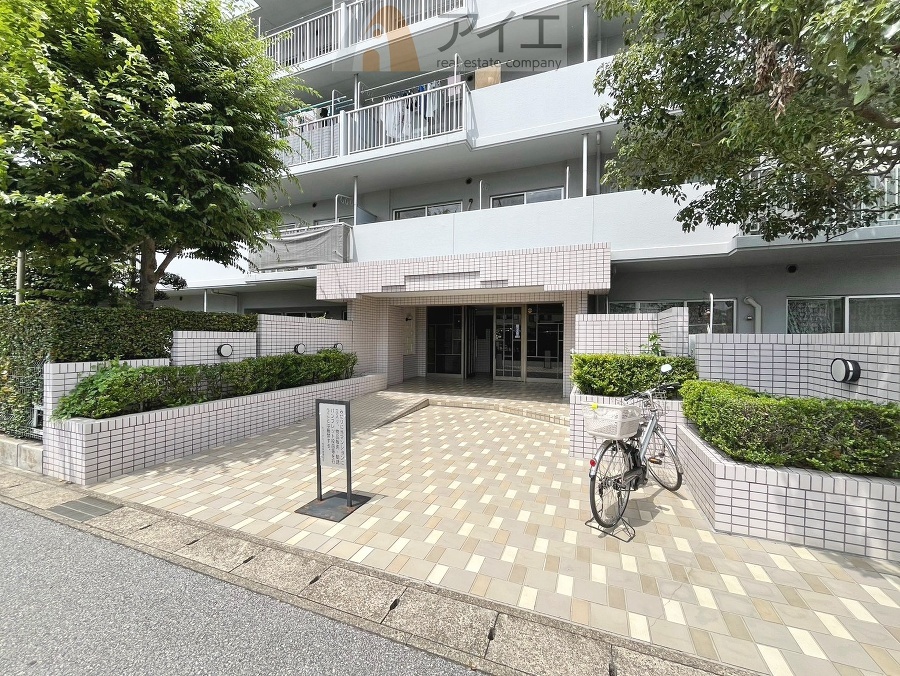 清掃や修理、不審者への声掛けも。管理員日勤は防犯にも有効