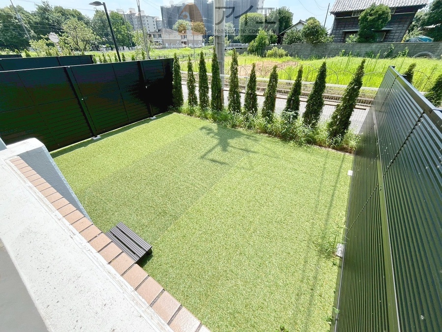 お子様が安心して遊べる専用庭付きです