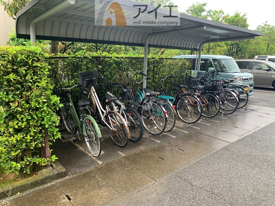 広々スペースの駐輪場はご家族の自転車を置くことができます