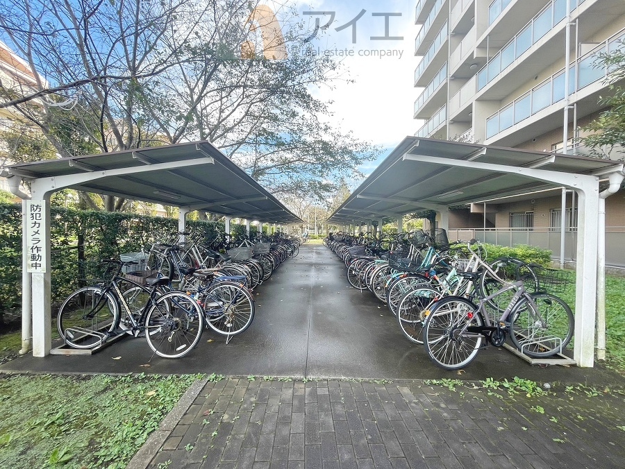 広々スペースの駐輪場はご家族の自転車を置くことができます
