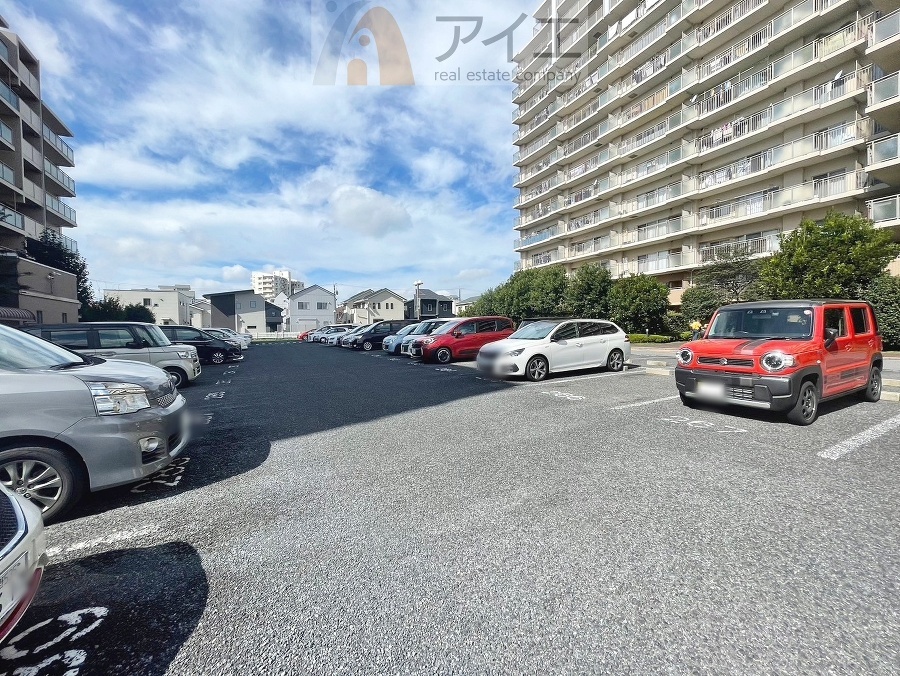 駐車場があるため車通勤の方にも安心なマンションです(要空確認)