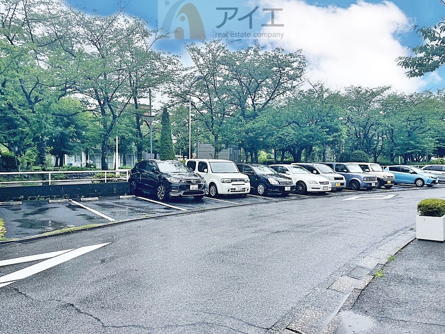 駐車場があるため車通勤の方にも安心なマンションです(要空確認)