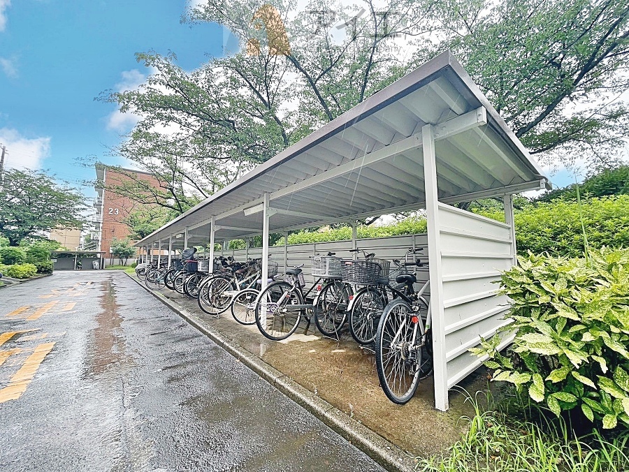 広々スペースの駐輪場はご家族の自転車を置くことができます