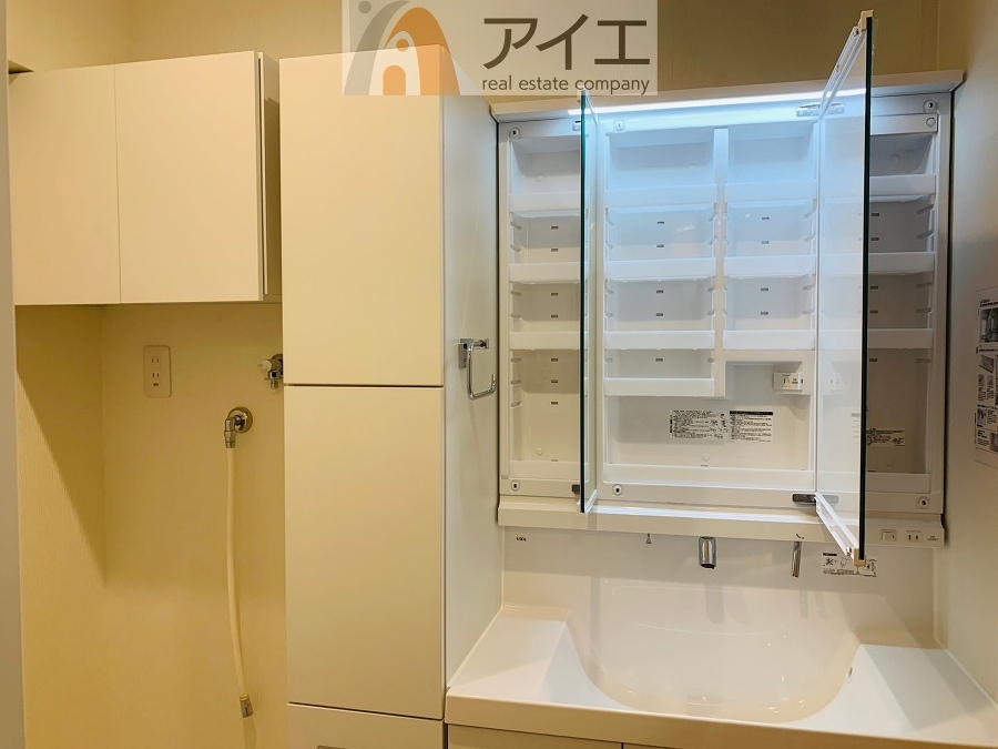 たっぷりの収納を設けたシャワー付洗面台で快適な暮らし