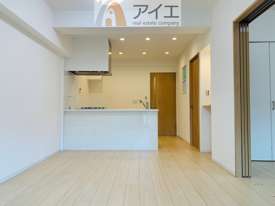 【施工例】日差しがうれしいリビング、大窓からの見晴らしも良好