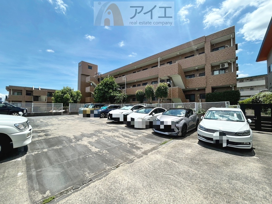駐車場があるため車通勤の方にも安心なマンションです(要空確認)