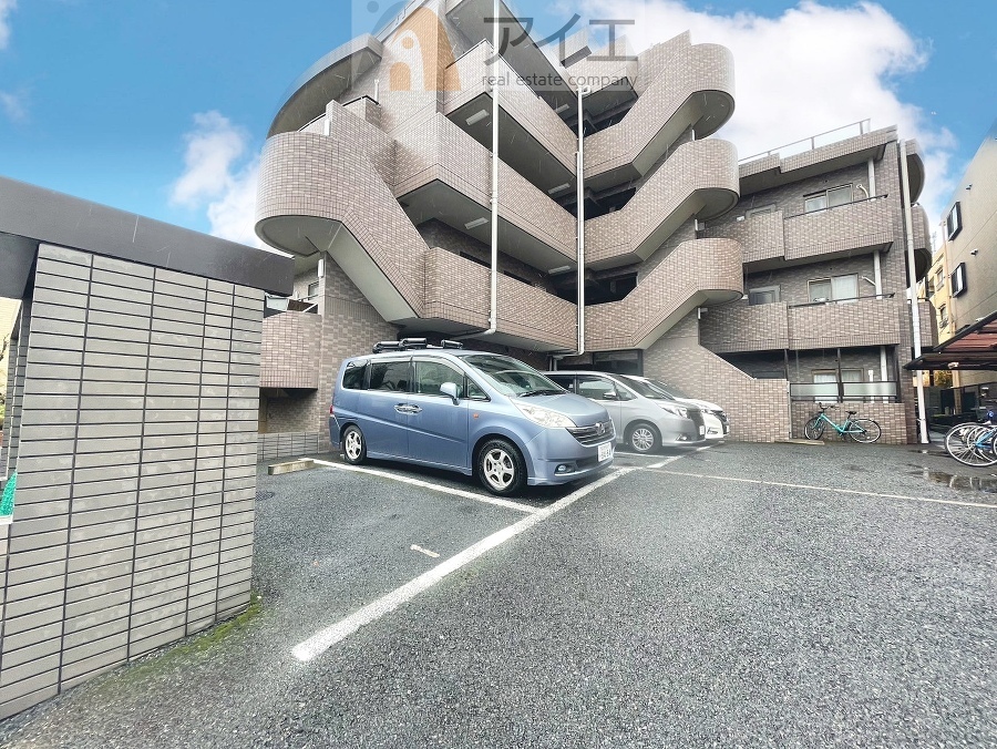 駐車場があるため車通勤の方にも安心なマンションです(要空確認)