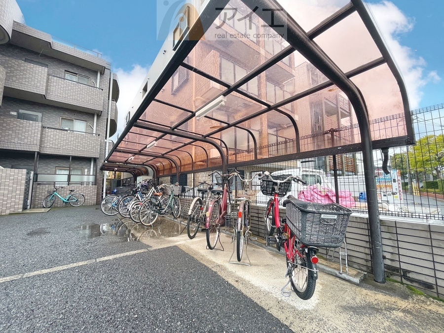 広々スペースの駐輪場はご家族の自転車を置くことができます