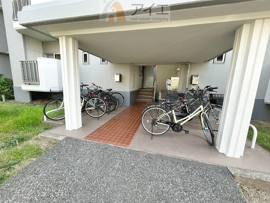広々スペースの駐輪場はご家族の自転車を置くことができます