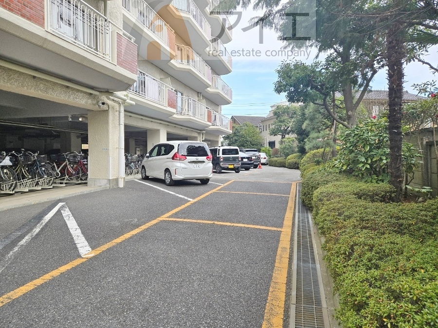 駐車場があるため車通勤の方にも安心なマンションです(要空確認)