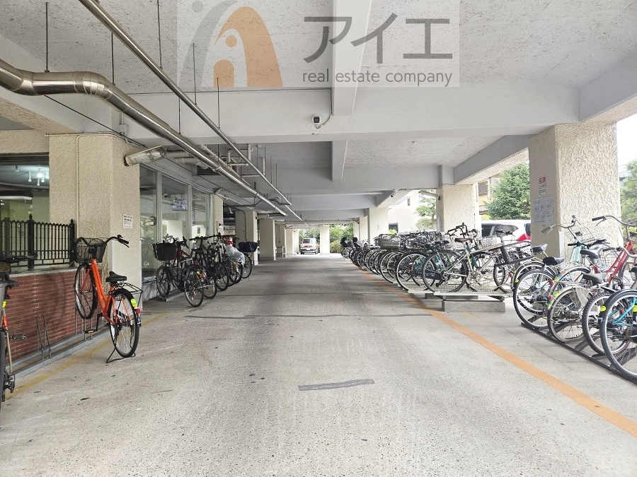 広々スペースの駐輪場はご家族の自転車を置くことができます