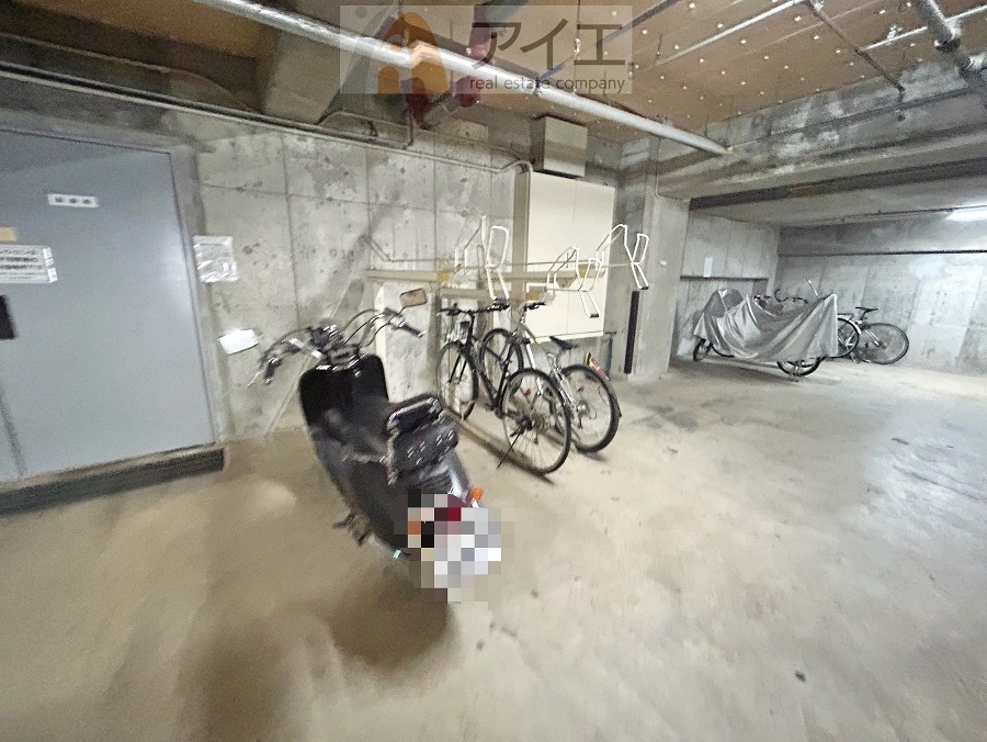 広々スペースの駐輪場はご家族の自転車を置くことができます