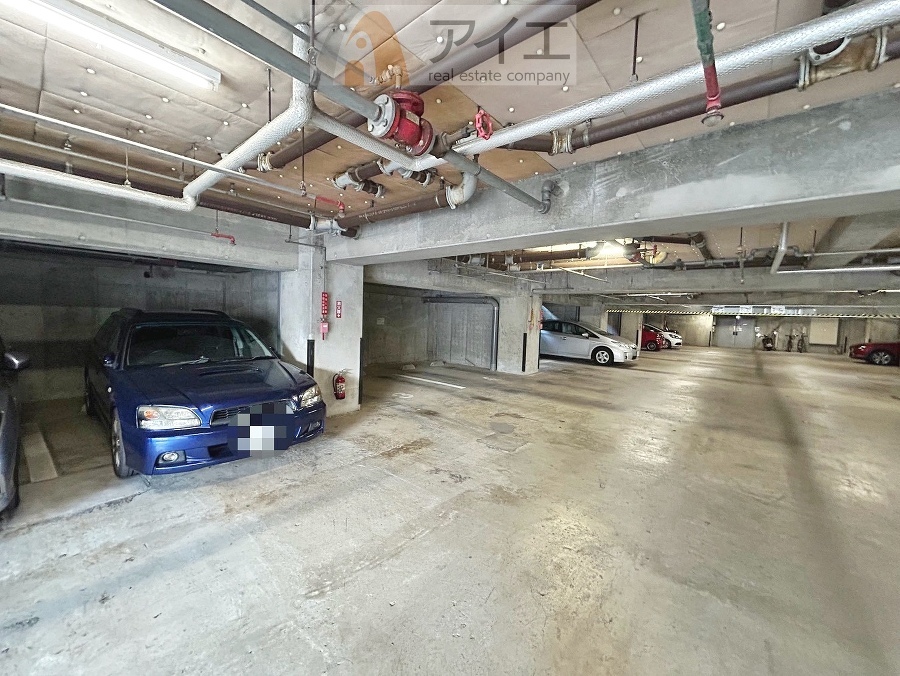 駐車場があるため車通勤の方にも安心なマンションです(要空確認)