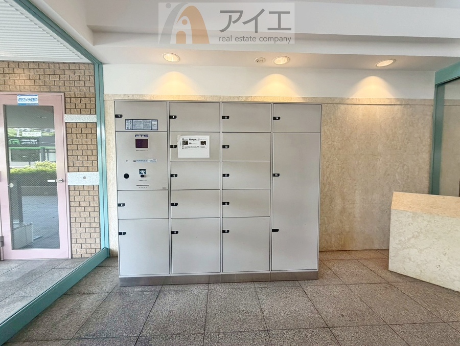お出掛けが多くても安心な、宅配ボックスつき