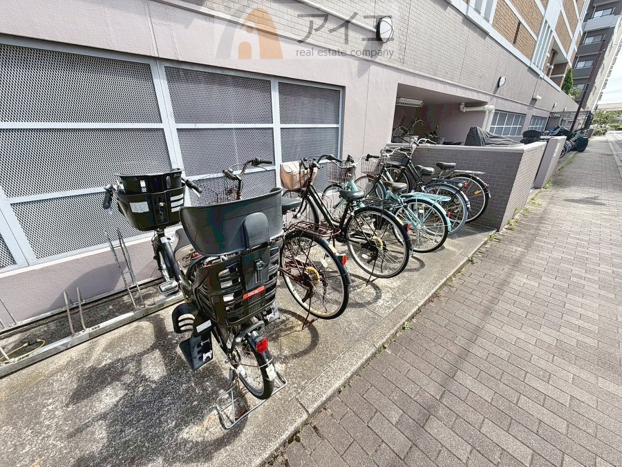 広々スペースの駐輪場はご家族の自転車を置くことができます