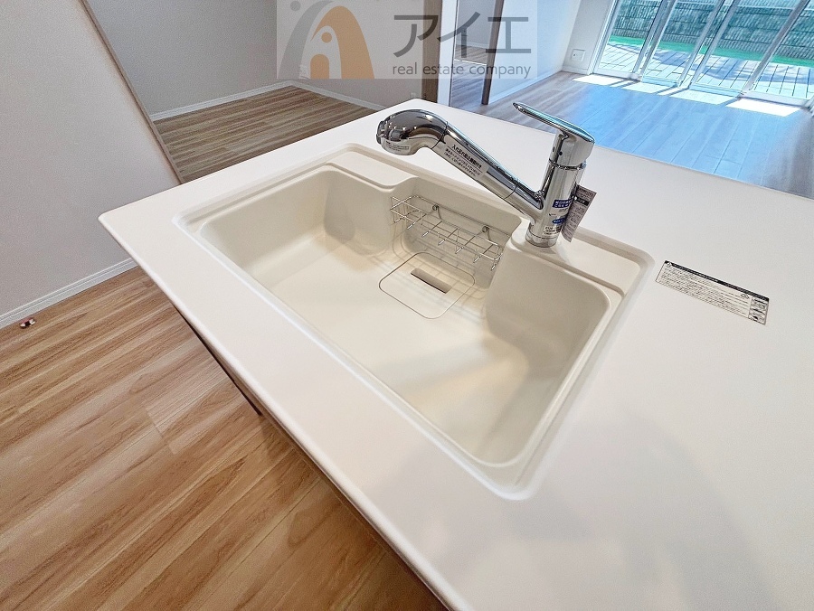 水道一体型の浄水器。ボタン一つで切替可能水回りもすっきり