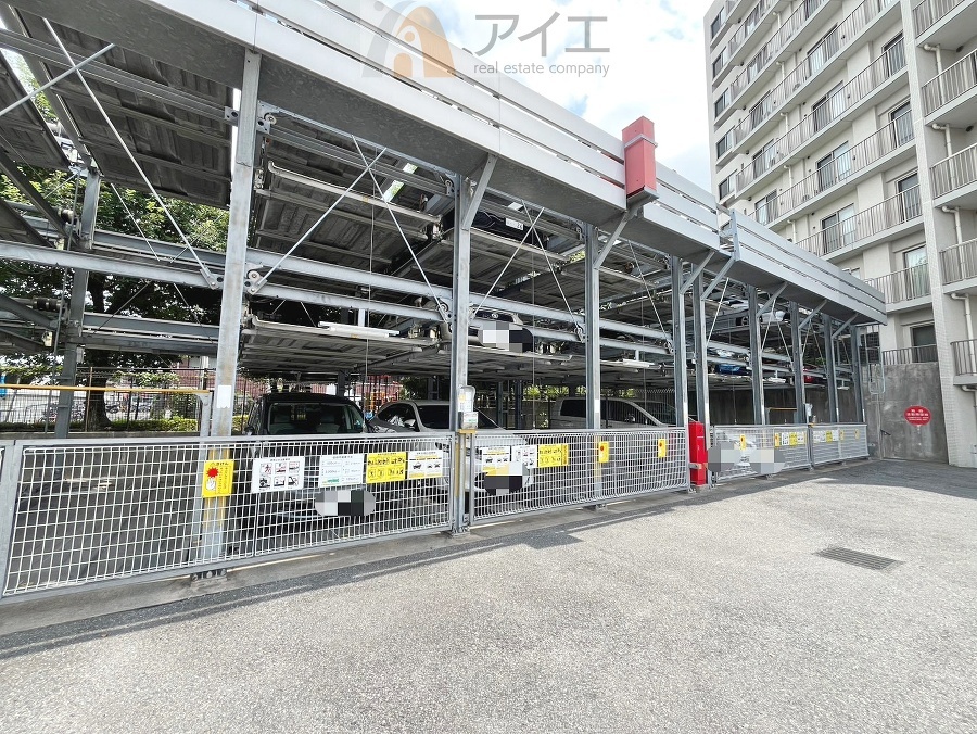 駐車場があるため車通勤の方にも安心なマンションです(要空確認)