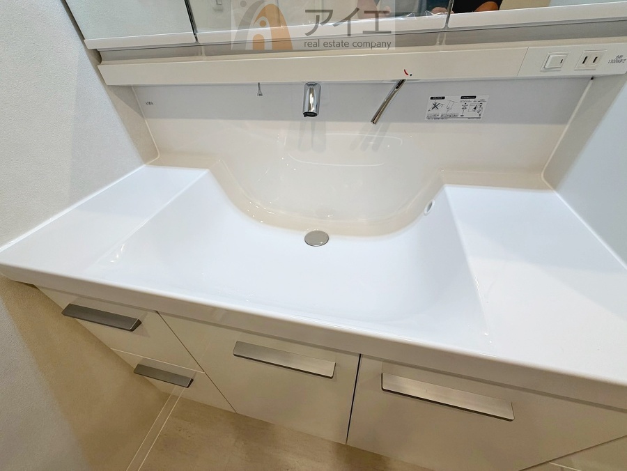 三面鏡にハンドシャワー付き、使いやすい洗面台