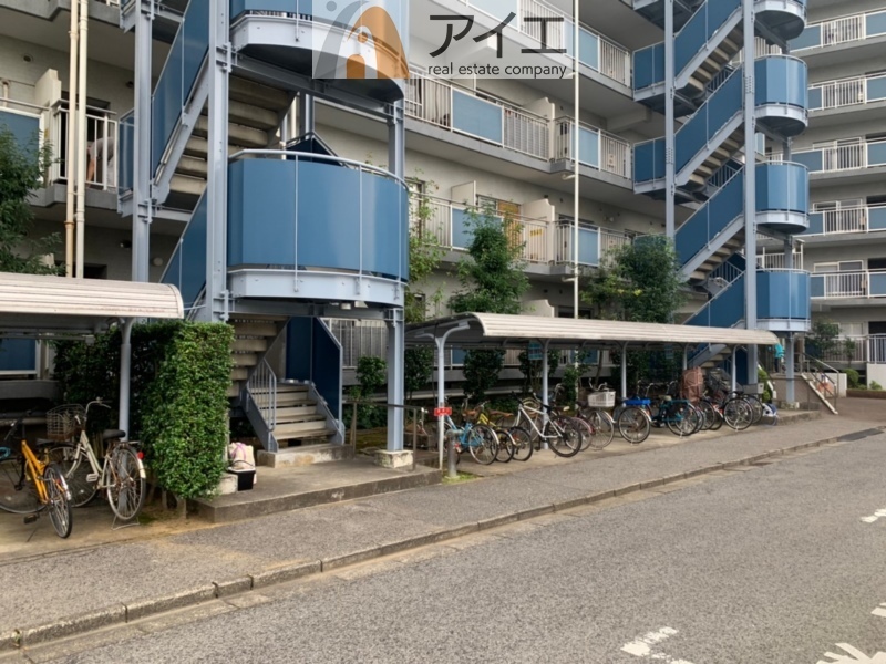 広々スペースの駐輪場はご家族の自転車を置くことができます