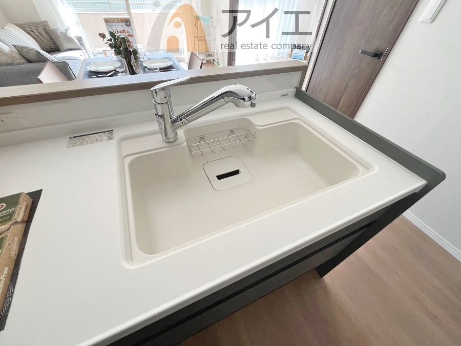 水道一体型の浄水器。ボタン一つで切替可能水回りもすっきり