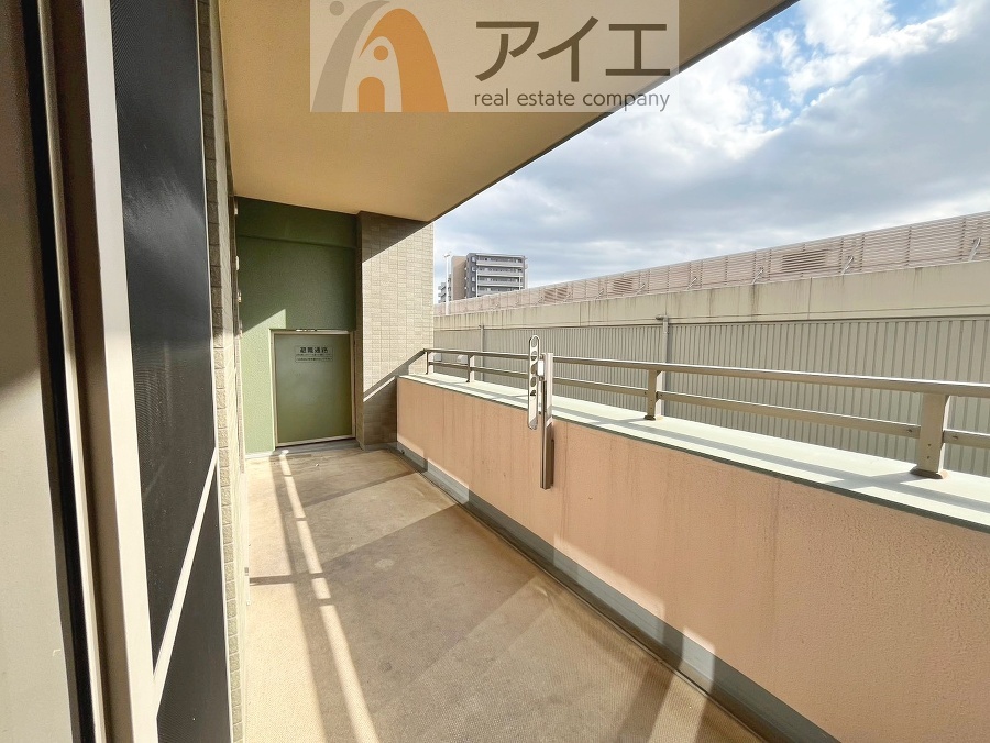 広々バルコニーは日当たり良好、ガーデニングも楽しめます