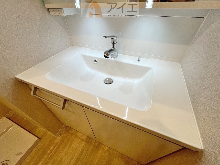 【施工例】三面鏡にハンドシャワー付き、使いやすい洗面台
