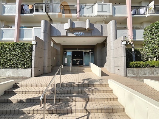 清掃や修理、不審者への声掛けも。管理員日勤は防犯にも有効