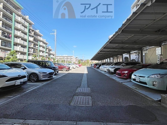 駐車場があるため車通勤の方にも安心なマンションです(要空確認)