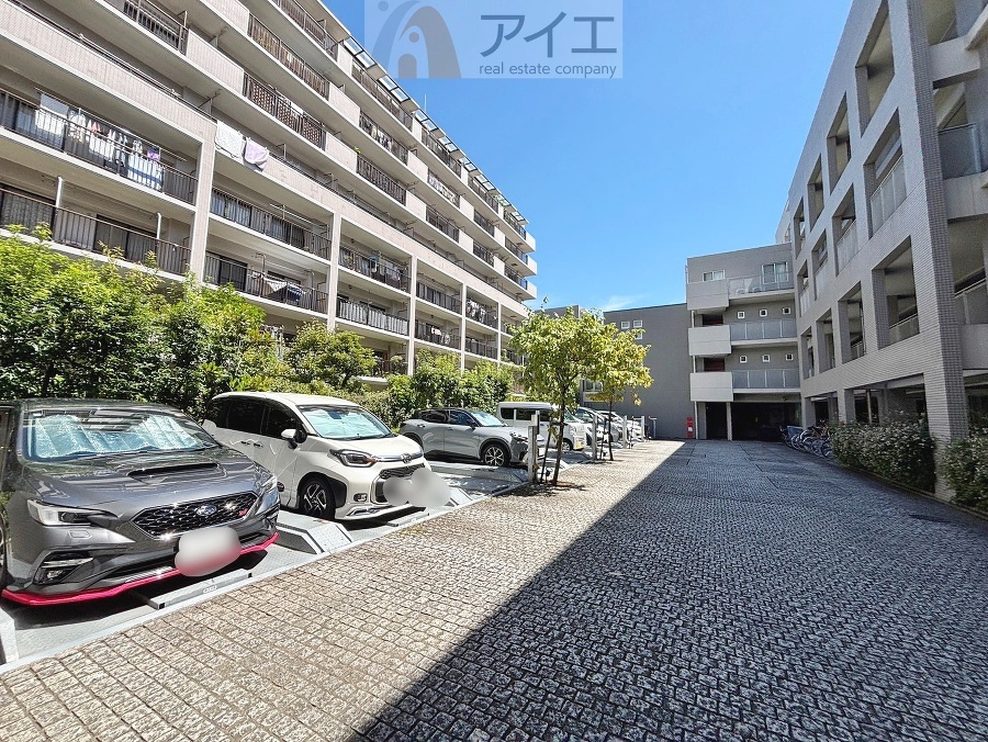 駐車場があるため車通勤の方にも安心なマンションです(要空確認)