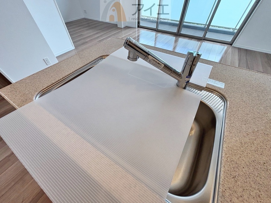 水道一体型の浄水器。ボタン一つで切替可能水回りもすっきり