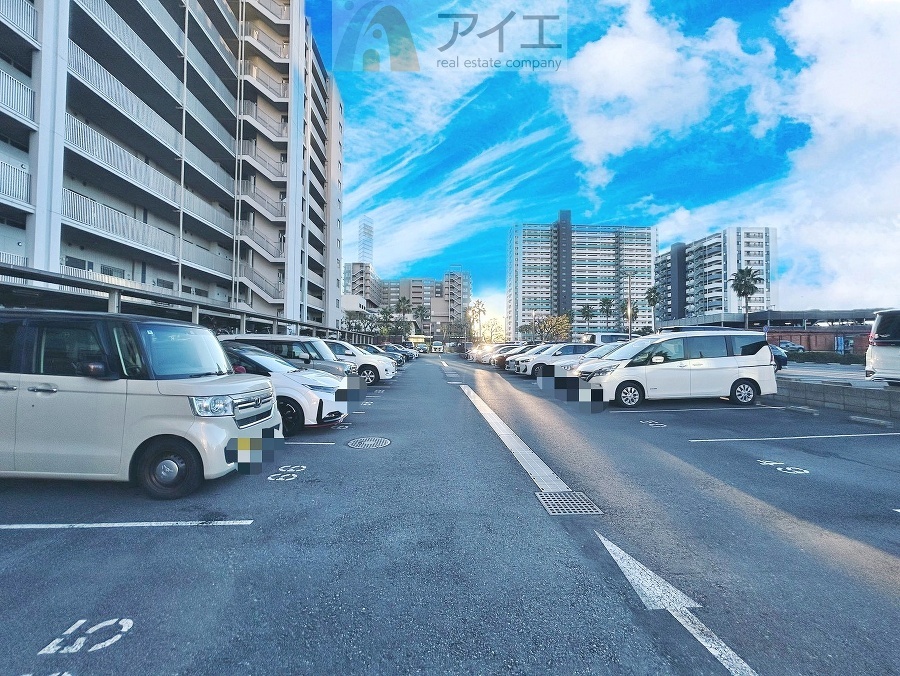 駐車場があるため車通勤の方にも安心なマンションです(要空確認)
