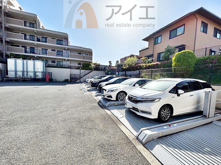 駐車場があるため車通勤の方にも安心なマンションです(要空確認)