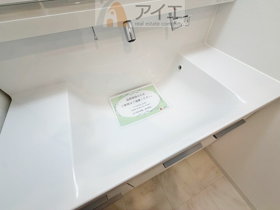 三面鏡にハンドシャワー付き、使いやすい洗面台