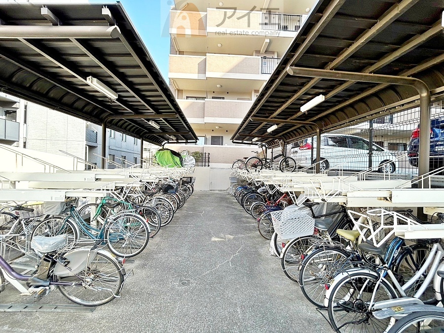 広々スペースの駐輪場はご家族の自転車を置くことができます