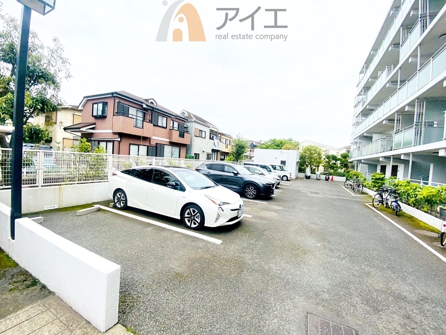 駐車場があるため車通勤の方にも安心なマンションです(要空確認)