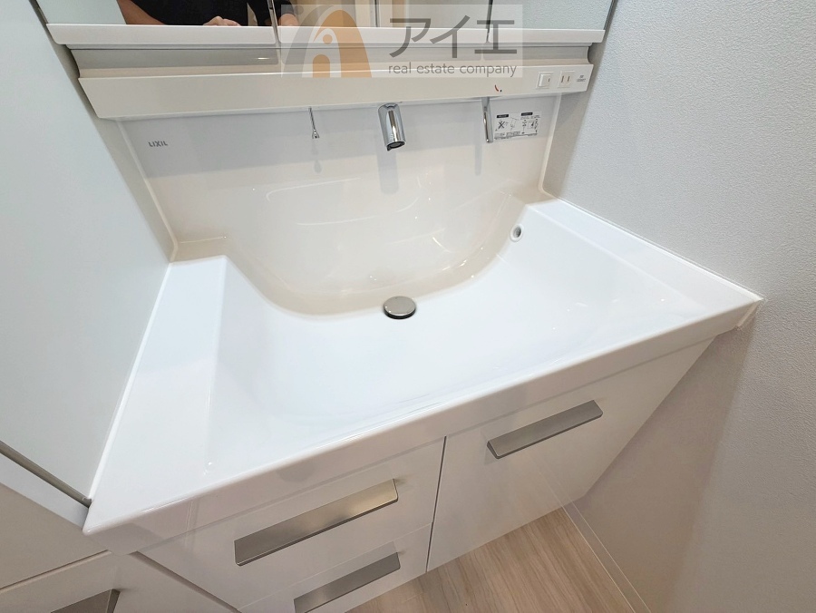 三面鏡にハンドシャワー付き、使いやすい洗面台