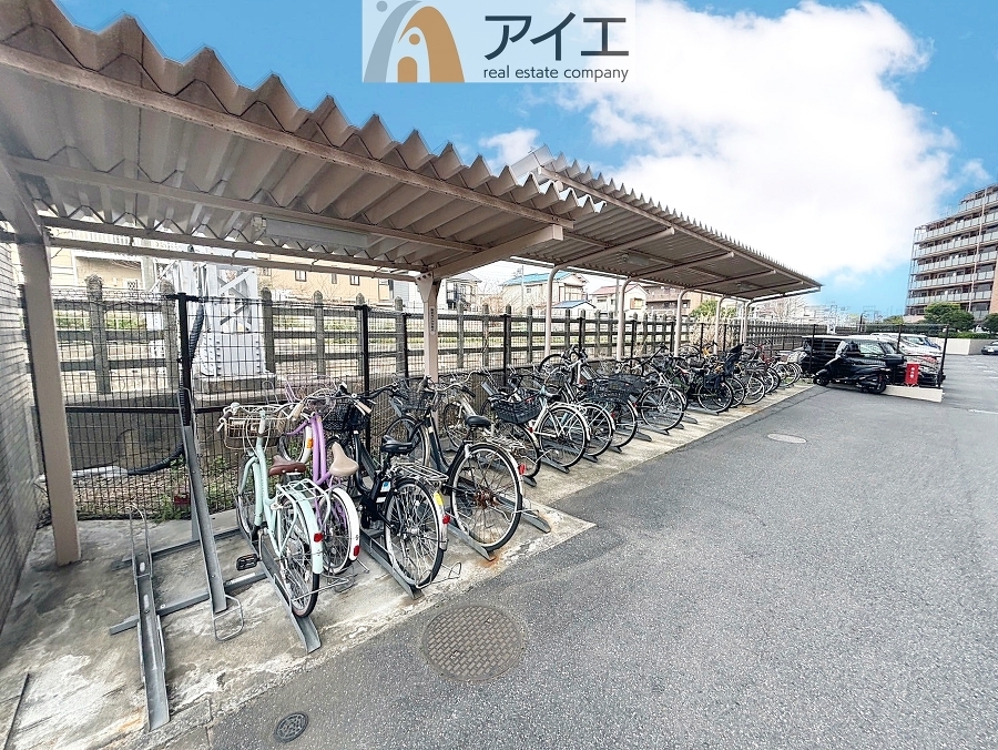 駐輪場は屋根付きなので雨から自転車を守ります