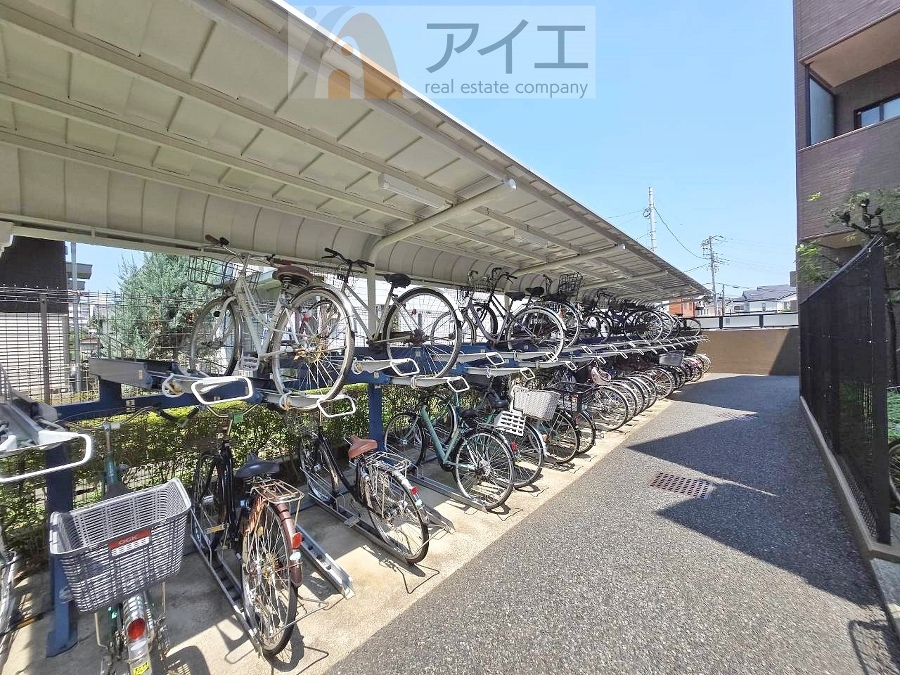 広々スペースの駐輪場はご家族の自転車を置くことができます