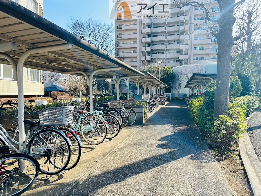 広々スペースの駐輪場はご家族の自転車を置くことができます