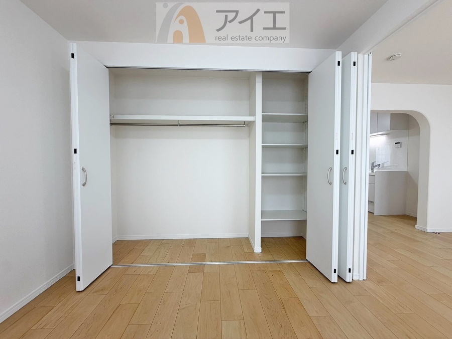 お子様の荷物も片付く、全居室収納スペース